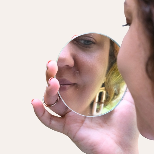 autoritratto di Roberta Abd El Gawad, digital manager freelance, attraverso uno specchio circolare